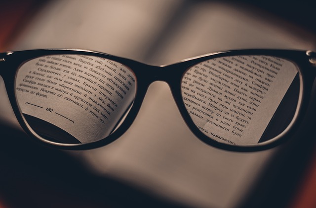 Szemüveg reflektálás egy nyitott könyvben.