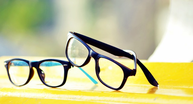 A multifokális szemüveglencse használat a sárga asztalon látható szemüveg párt egyesíti.