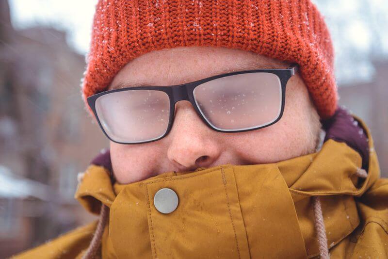 Férfi szemüveglencséje bepárásodott a hideg időben