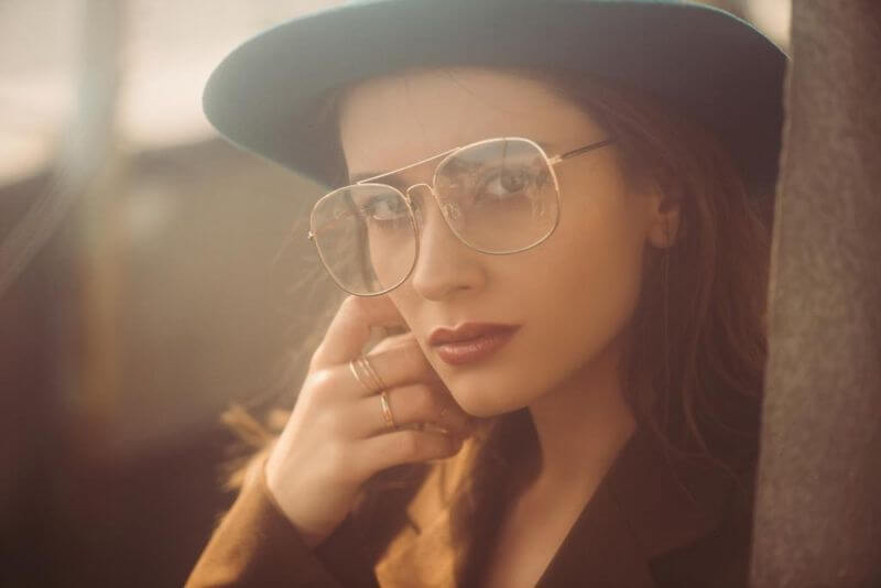 Csinos fiatal nő divatos szemüveget visel